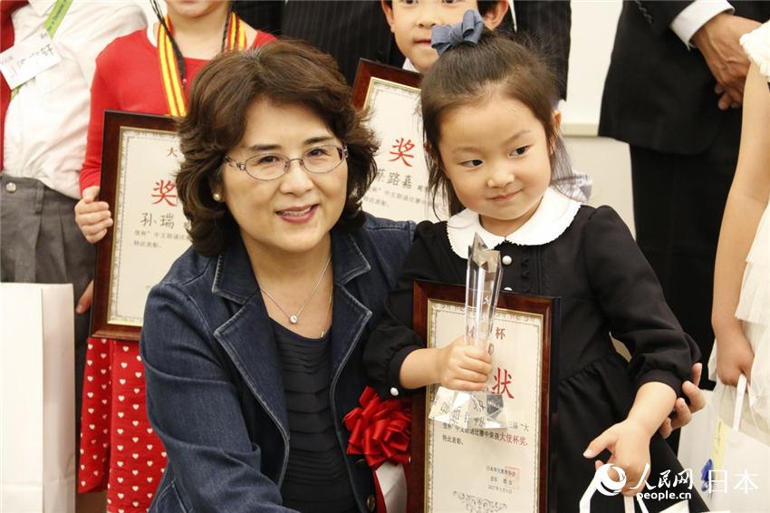 汪婉与年龄最小的获奖选手合影