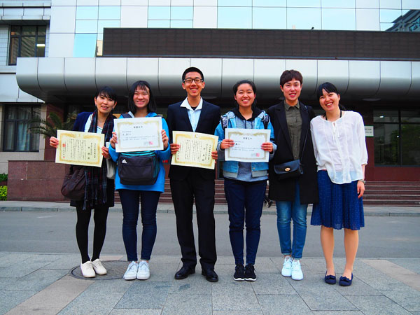 日本志愿者的学生在 第21届中国高中生日语作