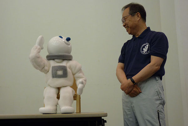 3月14日，日本水戶市在其縣立健康廣場上開展了由機器人“Taizo”指導老年人康復體操的實証實驗。約有70名教授縣內老年人康復體操的指導員參加了此次實驗。“Taizo”屬於人形機器人，能夠一邊講解一邊做體操。跟隨機器人一起做體操，可以提高參與者的積極性，日立市的電機配件制造公司於去年3月份開發了“Taizo”，並於其后改進操作方式，使其可以通過平板設備終端進行操作。