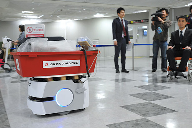 4月19日，日本航空在福岡機場向媒體展示了裝載人工智能的自動搬運機器人為游客搬運隨身行李的實証試驗。自動搬運機器人的服務對象主要是輪椅使用者、攜帶嬰兒車的客人等。實証試驗從17日開始，截至到28日，通過試驗總結效果和找出還需改進的地方，以便將來正式投入運用。本次試驗採用的機器人系日本歐姆龍公司今年2月推出的供工廠使用的搬運零部件機器人。