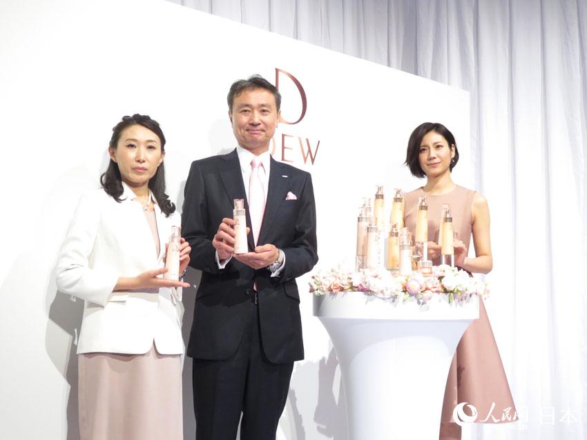 Kanebo（佳麗寶）化妝品公司董事長夏坂真澄（中）、“DEW”品牌經理內河昌惠（左）、新_DEW_形象代言人鬆下奈緒（右）