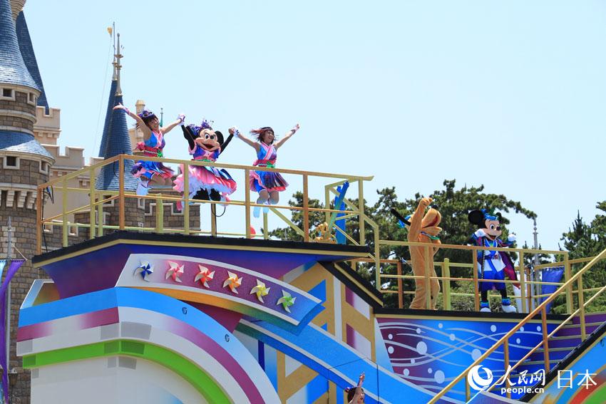 東京迪士尼樂園的游行表演“水花燦燦！盛夏節奏”