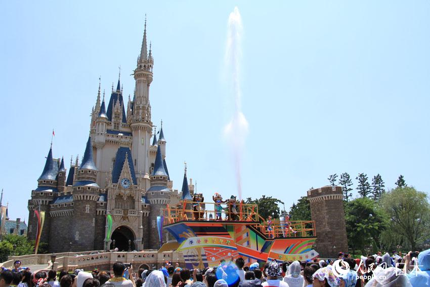 東京迪士尼樂園的游行表演“水花燦燦！盛夏節奏”