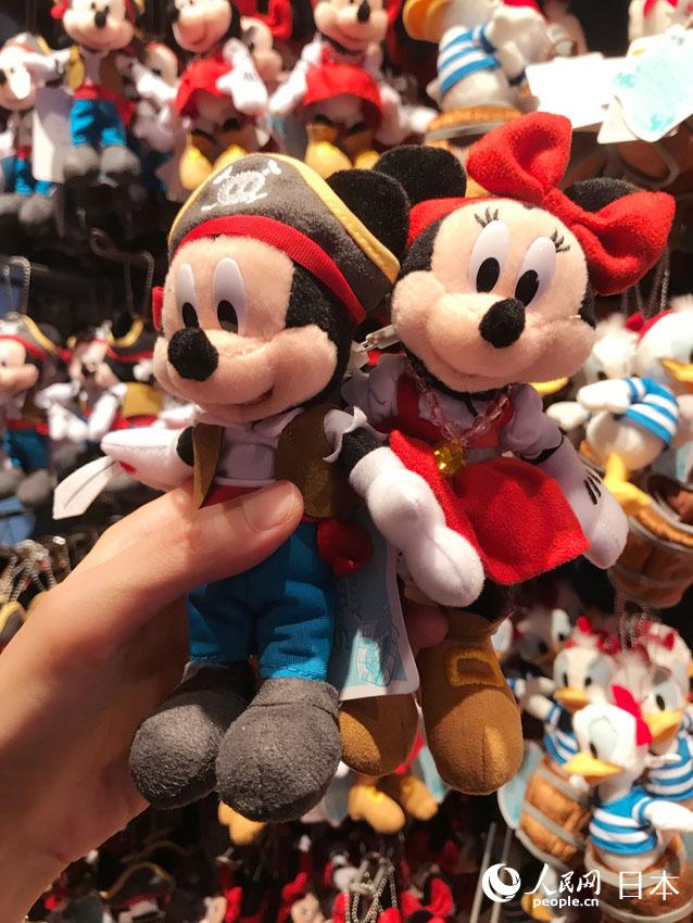 東京迪士尼海洋樂園中出售的加勒比海盜形象玩偶