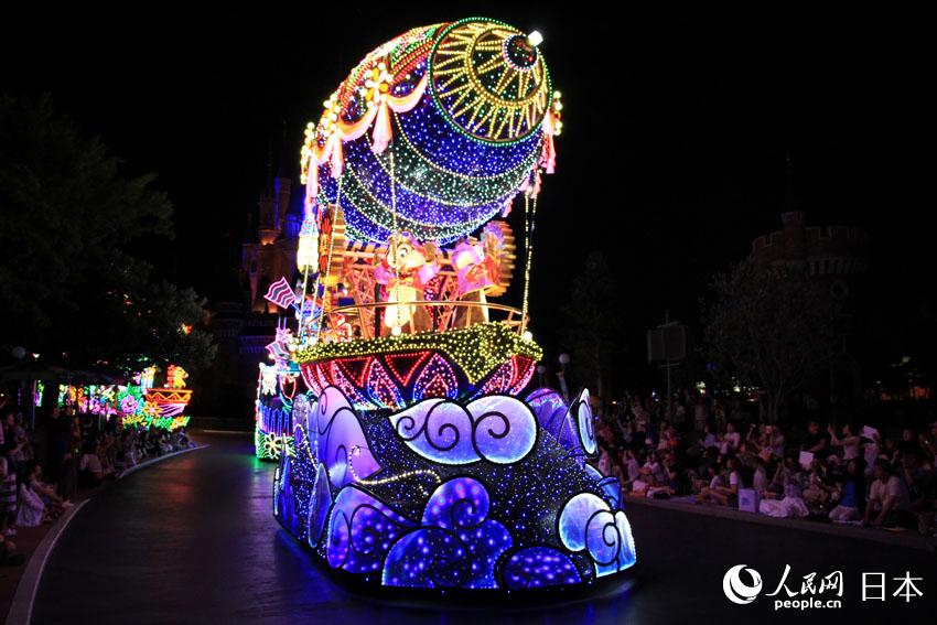 東京迪士尼樂園的夜間游行“東京迪士尼樂園電子大游行∼夢之光”