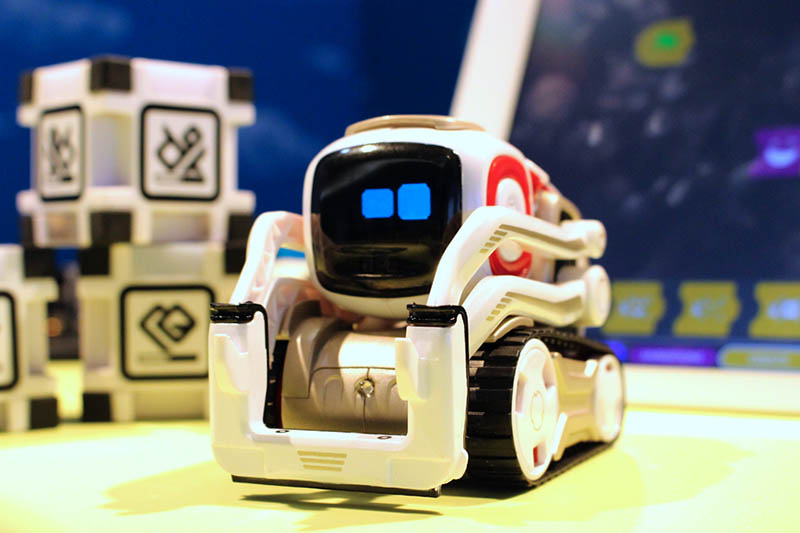 日本特佳乐多美上市会调皮的玩具机器人Cozm