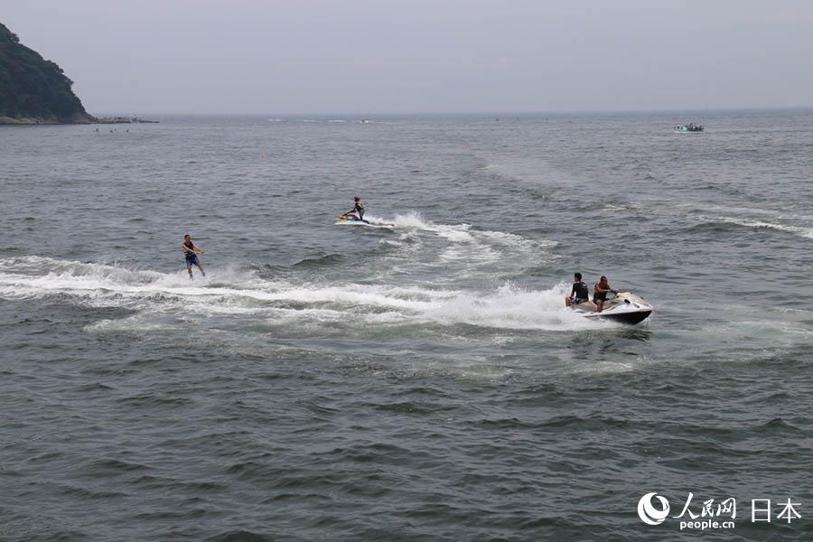 游人在江之島海域做水上運動（許永新 攝）