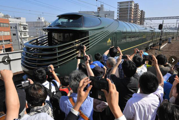日本新開通的JR西日本超豪華臥鋪車“TWILIGHT EXPRESS瑞風號”第一趟列車18日到達終點站的山口縣下關站，當地舉行了盛大的歡迎儀式。該列車從大阪站出發，圍繞著山陰地區開啟了一晚兩日的旅程。當日，在山口縣的東萩站和萩站也舉行了歡迎儀式，在三個車站有將近2500名粉絲前來圍觀。
