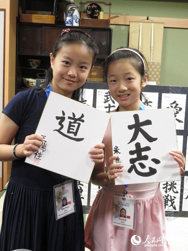 兩名中國學生展示自己的作品
