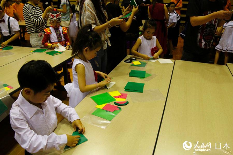 中国儿童在学习折纸
