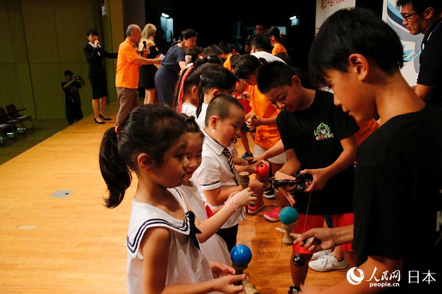 日本儿童在教中国儿童练习剑球