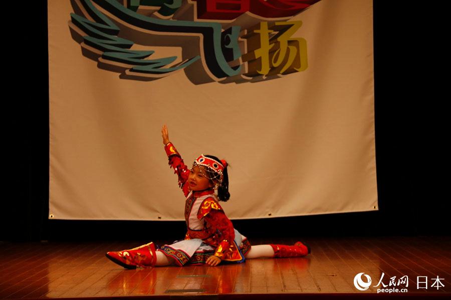 中国儿童在表演蒙古族舞蹈