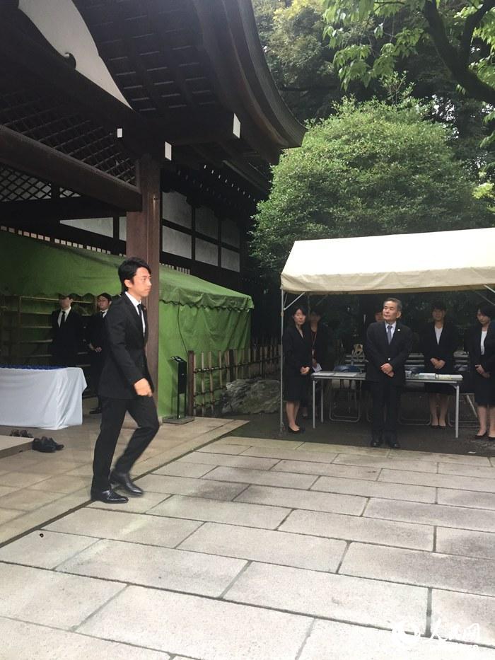 北京時間7時10分，日本前首相小泉純一郎之子、日本自民黨第一副干事長小泉進次郎進入靖國神社參拜。 