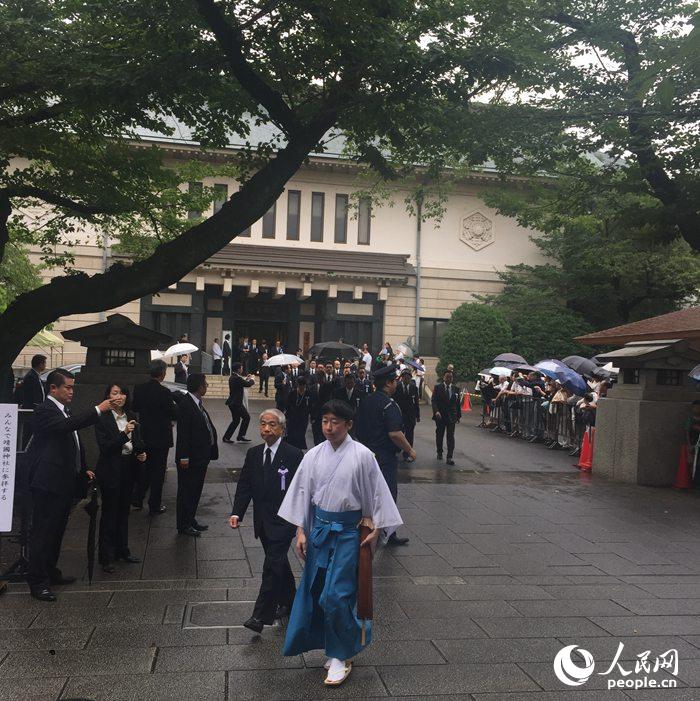 由日本國會議員組成的“大家一起來參拜靖國神社議員會”集體參拜靖國神社。尤一唯攝