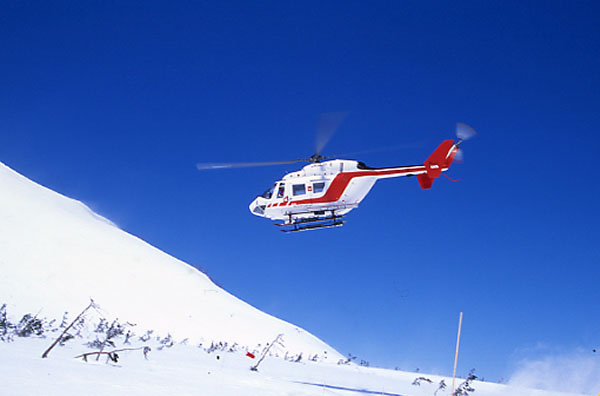 長野栂池高原乘坐直升機滑雪