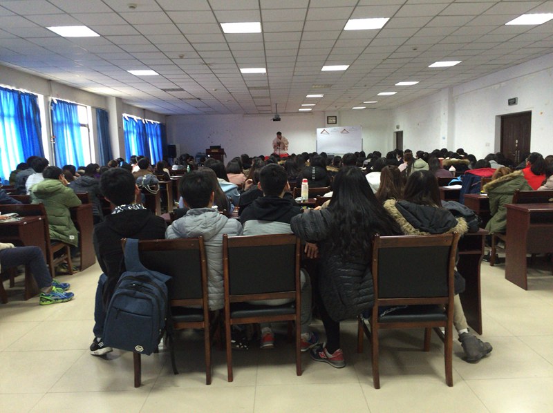3月7日，在青岛中国海洋大学为学生举办相声大会（许飞供图）