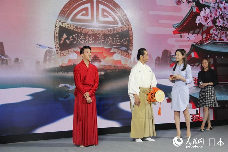 日本的國寶級能樂鼓師大倉正之助（中）與中國青年舞蹈家朱晗（左）合作，進行了一場能樂大鼓與古典舞蹈相結合的精彩表演