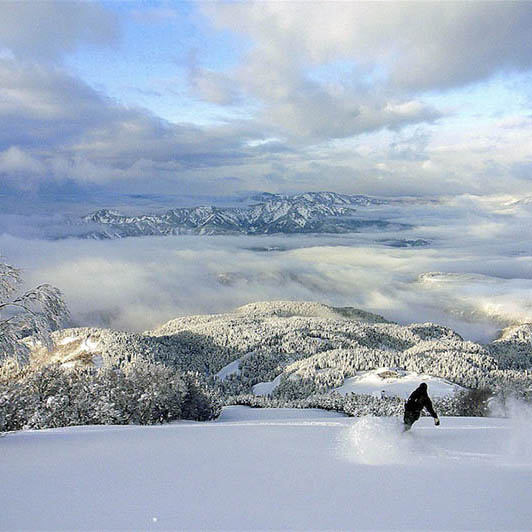 勝山SKIJAM滑雪場位於福井縣勝山市，是日本關西地區的最大規模的滑雪勝地，被日本本土雪友愛稱為“Ski Jam”“Jam Katsu”，是日本中部地區、關西地方雪友必須要去的滑雪場。