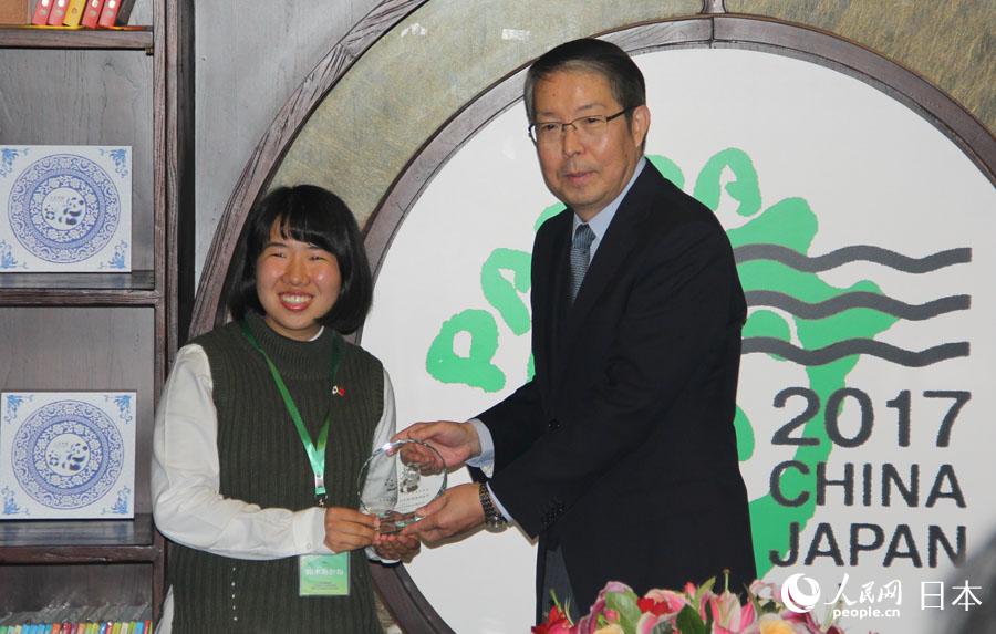 中國外文局副局長方正輝為獲獎者頒發獎杯。