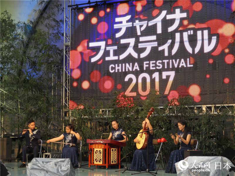 文化部選送的中國傳統樂器演奏《江南絲竹》響徹“2017中國節”現場。