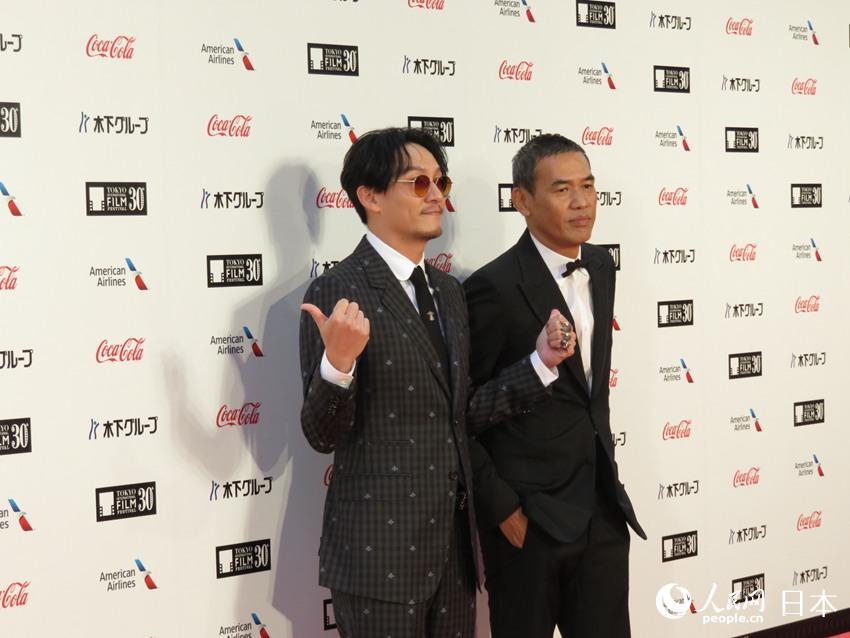 本屆電影節特別招待作品《龍先生》主演張震（左）和導演薩布走過紅毯