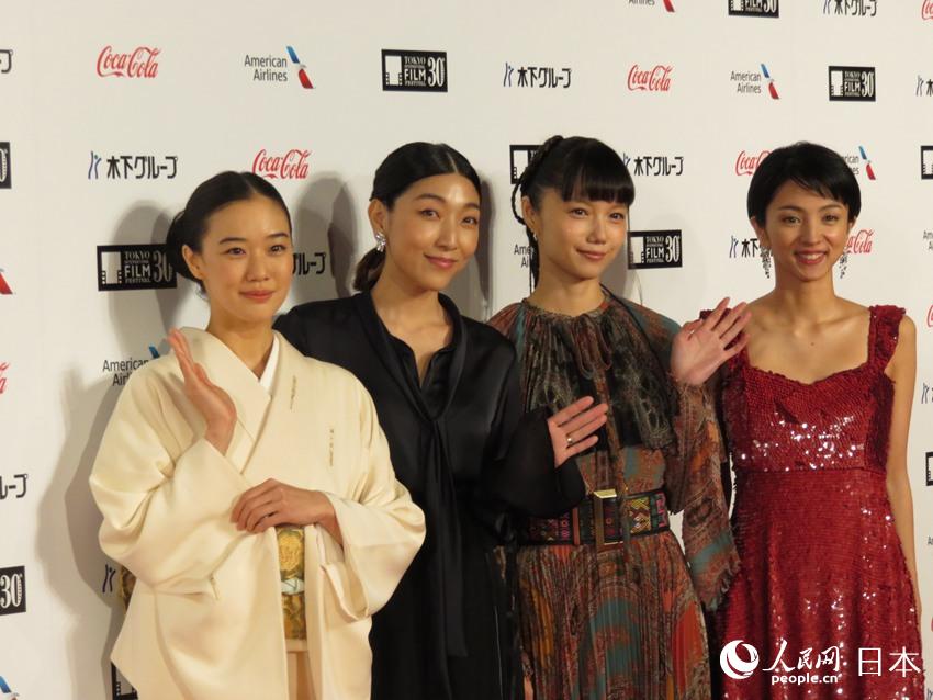 日本新生代四大女演员苍井优、安藤樱、宫崎葵、满岛光亮相红毯