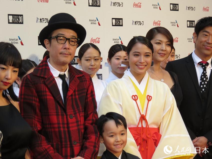 日本女演員廣瀨愛麗絲（右）走過紅毯