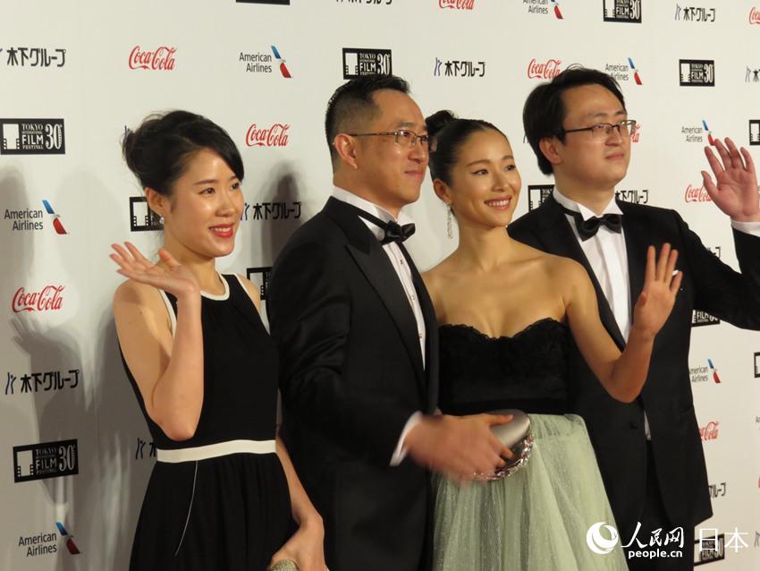 本屆電影節唯一入圍主競賽單元的華語電影《暴雪將至》主演江一燕（右二）與導演董越（左二）等人亮相紅毯