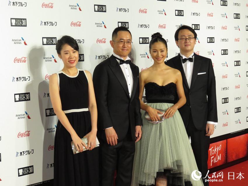 本屆電影節唯一入圍主競賽單元的華語電影《暴雪將至》主演江一燕（右二）與導演董越（左二）等人亮相紅毯