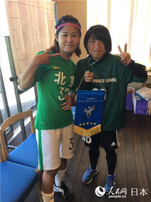 北京先農壇U-18女子足球隊隊長與日本北陸大學女子足球隊隊長友好合影