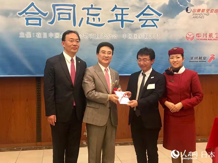 中國國際航空兼深圳航空日本代表馮力(左一)、在日中國企業協會會長王家馴(左二)向獲獎者頒發獎品