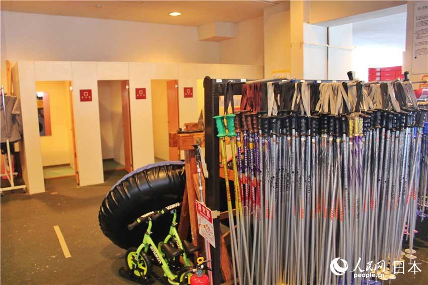 服務中心也提供滑雪板、滑雪服等用具的租賃服務
