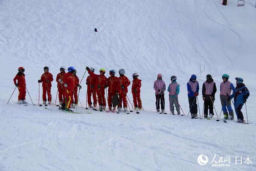 中日两国青少年进行滑雪交流（许永新  摄）