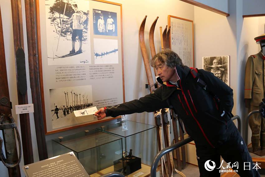 长野县滑雪联盟副会长河野博明在日本滑雪博物馆进行讲解（许永新  摄）