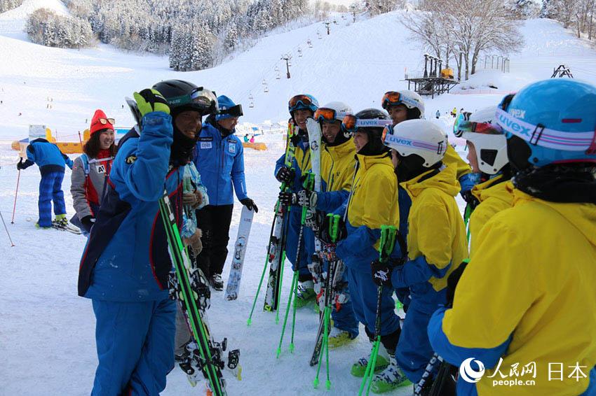 中國青少年滑雪隊與日本教練進行交流（許永新  攝）