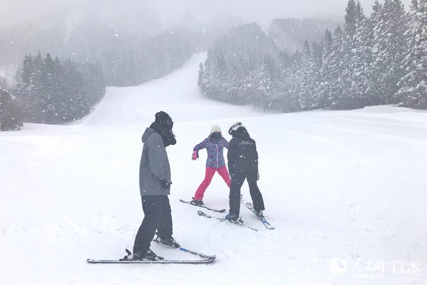 在鬼首滑雪場體驗滑雪課程