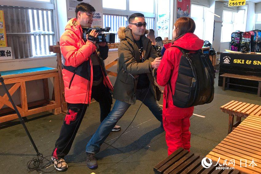 黑龍江電視台代表對滑雪場體驗者進行採訪