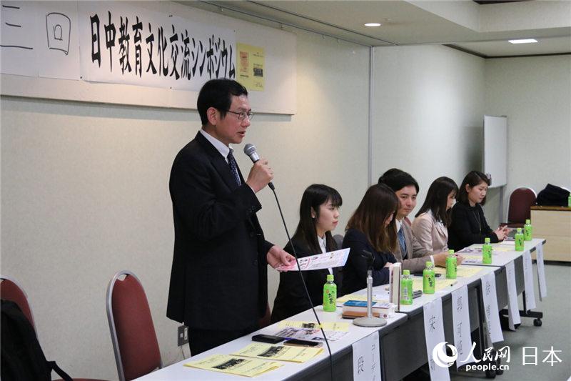 日本侨报社总编辑、日中交流研究所所长段跃中主持了小组讨论