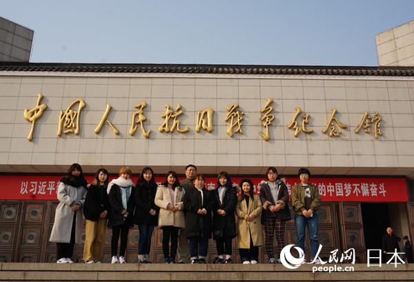 “五星獎”游學團成員在中國人民抗日戰爭紀念館前合影留念。
