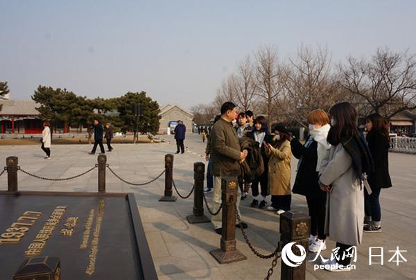 游學團組織者葉言材老師在中國人民抗日戰爭紀念館外為學生們講解。