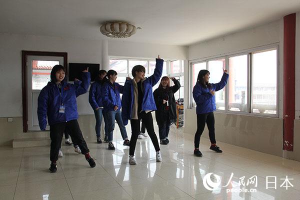 日本北九州市立大學大一年級的學生們在養老院表演舞蹈