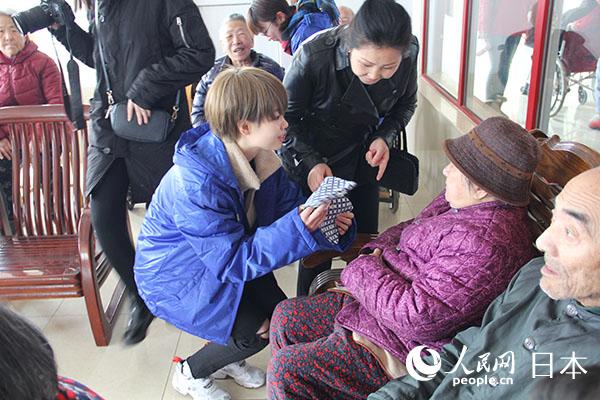 日本北九州市立大學大一年級的學生們與養老院老人親切互動交流