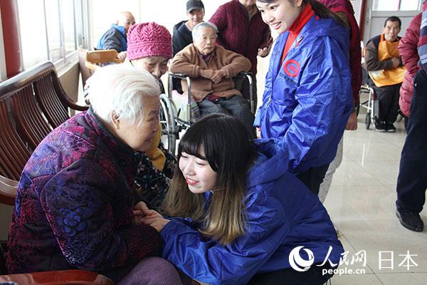日本北九州市立大學大一年級的學生們與養老院老人親切互動交流