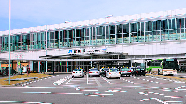 富山县富山站开设“空手观光柜台”提供配送服务 方便外国游客空手旅游