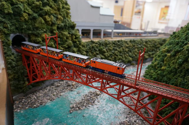 日本富山县黑部峡谷小火车全线开通 尽情享受大自然美景