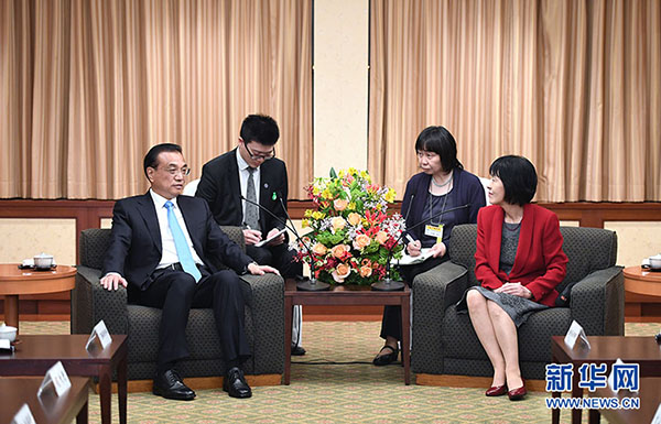 當地時間5月10日晚，國務院總理李克強在北海道札幌下榻飯店會見日本北海道知事高橋春美。新華社記者 張領 攝
