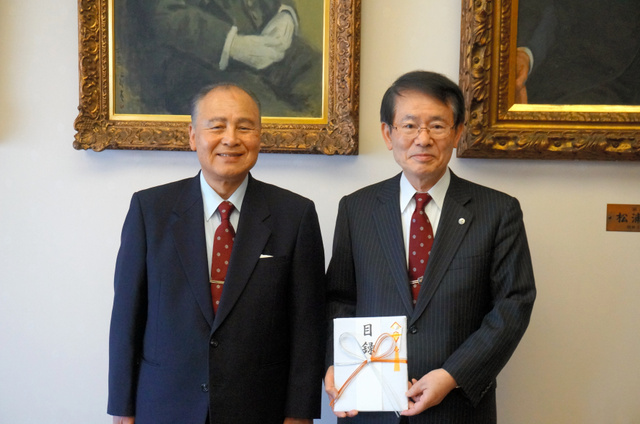 家贫自学获专利 日本一八旬老人向九州大学捐