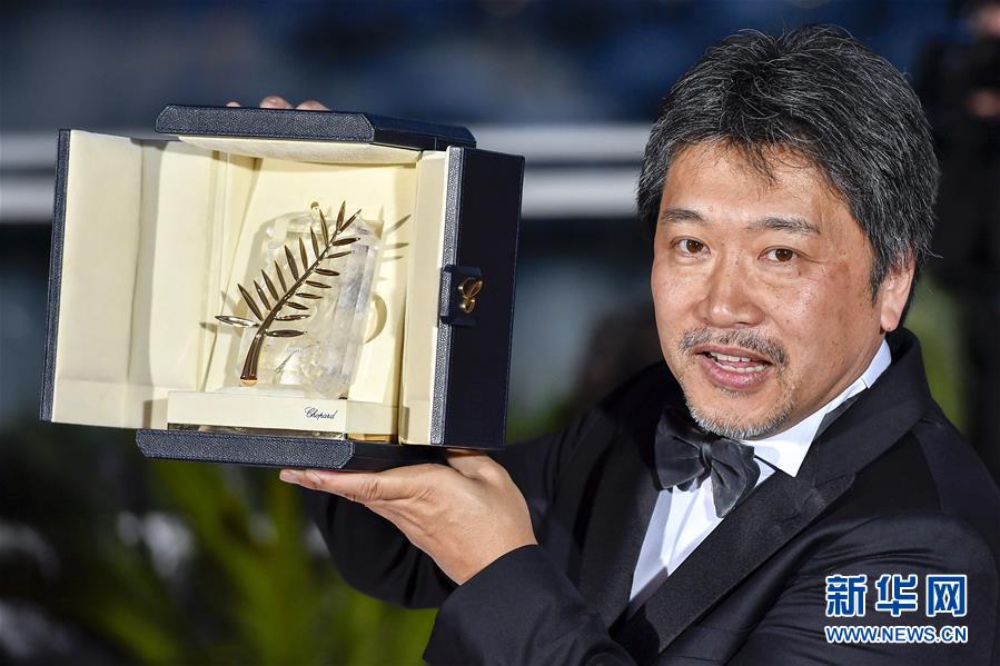 5月19日，在法國南部小城戛納，日本導演是枝裕和手捧金棕櫚獎獎杯。