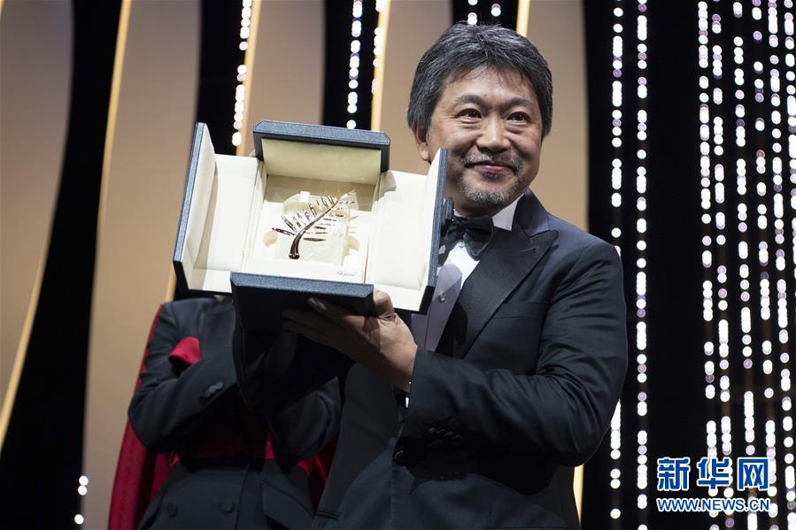 5月19日，在法國南部小城戛納，日本導演是枝裕和手捧金棕櫚獎獎杯。