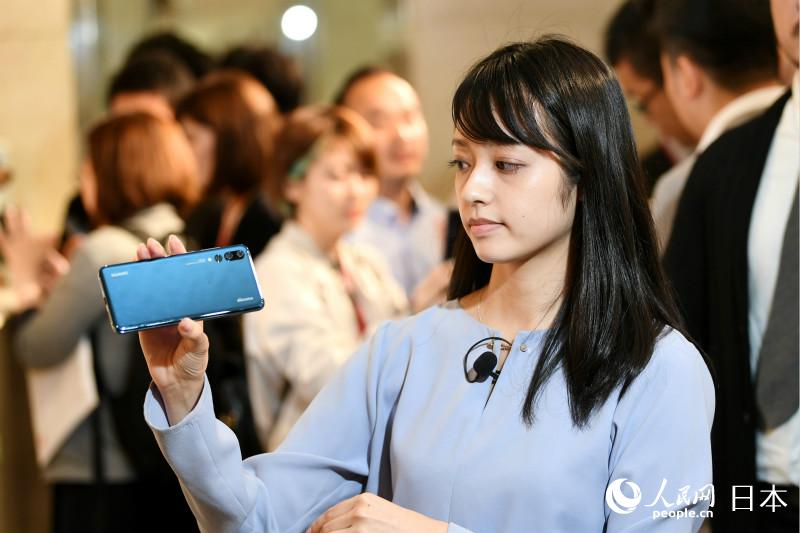 日本媒體現場採訪展示華為新品手機P20 Pro